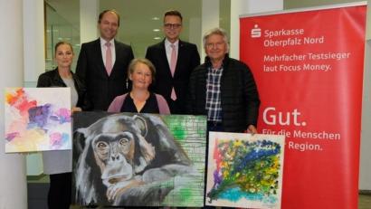 Bild: exb/Kunstbau Weiden
Hans-Jörg Schön und Alexander Brittinger (oben, von links) begrüßen die Künstler in der Sparkasse (unten, von links) Lucia Willaschek, Stefanie Stangl und Tom Branković.