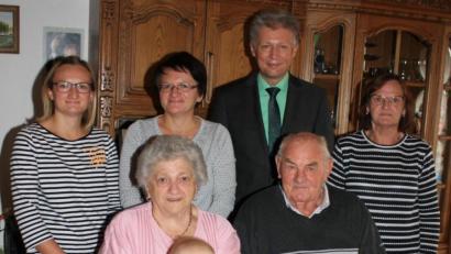 Bild: lk
Es zeigt das Jubelpaar mit Gratulanten: vorne sitzend das Jubelpaar Frieda und Willi Schedl mit Urenkel Paul, hinten stehend von links Enkelin Corinna, Schwiegertochter Sieglinde, 1. Bürgermeister Lothar Müller und Tochter Angelika.