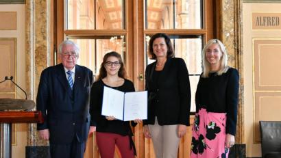 Bild: Rolf Poss/exb
Madita Kiener (Zweite von links) empfängt Glückwünsche von (von links) Albert Scharf, Ilse Aigner und Anna Stolz.