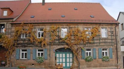 Bild: ow
Die neue Gestaltungsfibel für den Marktplatz von Neustadt am Kulm gibt einige Regeln vor. Fassadenbegrünungen, wie bereits bei einigen Häusern vorhanden, sind dabei erwünscht.