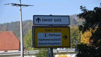 Bild: bö
Lediglich ein Hinweis auf das Tor Emhof, das oft nur stundenweise offen ist, findet man in Schmidmühlen direkt an der Brücke. Ein Hinweis auf die Bypass-Route fehlt bisher.