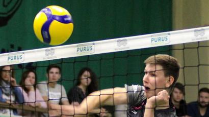 Bild: Peter Perzl
Janek Lindner schmettert einen Angriffsball übers Netz. Der Weidener spielt bereits die vierte Saison für die VGF Marktredwitz.