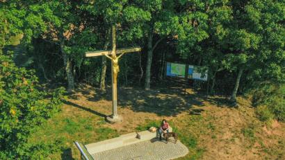 Bild: Hans Walter/exb
Auf dem umgestalteten Platz auf dem Kastler Berg hält Pfarrer Heribert Stretz am Sonntag eine Andacht, in der er das neue Kreuz segnen wird.