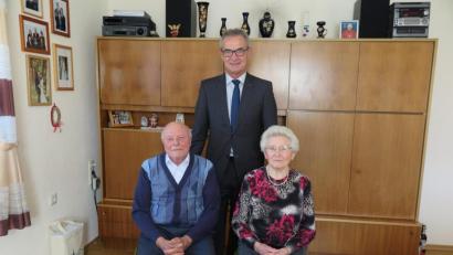 Bild: jzk
Herzliche Glückwünsche zur Diamantenen Hochzeit überbrachte Bürgermeister Werner Nickl (stehend) dem Jubelpaar Klara und Ludwig Schmid.