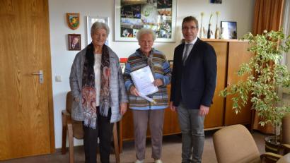 Bild: gi
Es ist schon was Besonderes, denn Rosa Schellhorn (Mitte) wurde zu ihrem 65. Aufenthalt in Moosbach von Bürgermeister Hermann Ach geehrt und für die lange Treue gedankt. Begleitet wurde Schellhorn von ihrer Freundin.