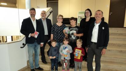 Bild: ksi
Wolfgang Prebeck (CSU) und Bürgermeister Rodde (von links), sowie von rechts Marktrat Peter Irlbacher (CSU) und Melanie Kasowski aus der Verwaltung.