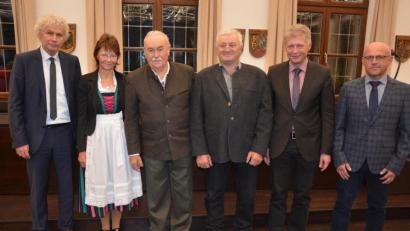 Bild: jr
Landrat Wolfgang Lippert, Zweite Bürgermeisterin Gabriele Hawranek aus Pullenreuth (von links), Amtsrat Bernhard Achatz und Bürgermeister Lothar Müller aus Plößberg (von rechts) gratulieren den Feldgeschworenen Josef Übelmesser (Pullenreuth) und Josef Wittmann (Plößberg, von links).