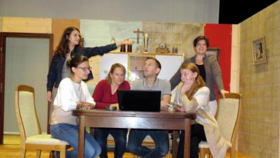 Bild: ubb
Heiß her geht es schon jetzt bei den Proben zum neuen Stück "Holzers Peepshow". Das Ensemble unter Regie von Bernhard Neumann hat nur noch wenig Zeit bis zur Premiere am 9. November im Pfarrzentrum. .