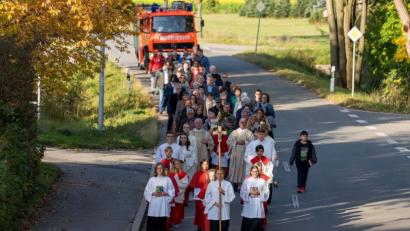 Repro: Dobmeier
Unter der musikalischen Begleitung der Bläsergruppe Hans Sellmeyer ziehen die Pfarrangehörigen aus Rothenstadt und Etzenricht gemeinsam betend zur Pfarrkirche nach Rothenstadt.