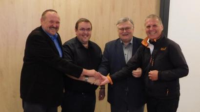 Bild: hai
Dem neuen Ortssprecher Heiko Adelhardt (Zweiter von links) gratulierten die Bürgermeister Wolfgang Hübner, Manfred Porsch und Rudi Heier (von rechts).