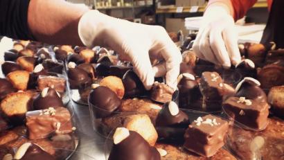 Bild: Lebkuchen Rosner
Die Lebkuchen und andere Süßwaren der Lebkuchenmanufaktur Rosner werden händisch dekoriert und verpackt.