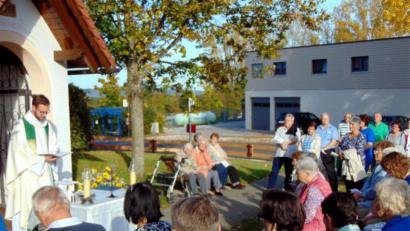 Bild: fnk
Kaplan Lucas Lobmeier feiert mit dem Erntedankgottesdienst vor der St.-Barbarakapelle seinen Einstand am Feuerhof.