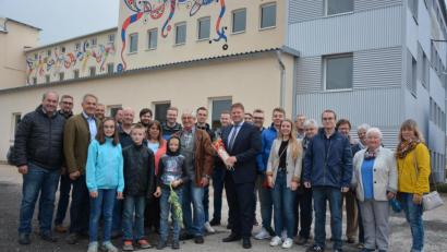Bild: jr
Mitglieder des CSU-Ortsverbands, der Frauen-Union und der Jungen Union besichtigten die ehemalige Industriebrache an der Rotherstraße, wo einst die Porzellanfabrik Rieber und das Ziegelwerk Merkl ansässig waren. CSU-Ortsvorsitzender Stefan Grillmeier (mit Geschenk) dankte Josef Schuller (links neben ihm) für sein finanzielles und persönliches Engagement zur Neunutzung des Areals.