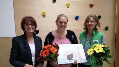 Bild: hir
Bei einem Elternabend schilderten die Gebietsleiterin Birgit Simmeth (rechts) und Rangerin Helene Seitz (Mitte) den Weg zur Naturparkt-Kita. Mit dieser Auszeichnung darf sich der Kindergarten St. Martin mit Krippe und Hort seit kurzem schmücken. Leiterin Gabi Schönberg (links) bedankte sich bei den Referentinnen mit einem Blumenpräsent.