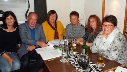 Bild: e
Zur Auflösungsversammlung traf sich der Vorstand in der Blauen Traube ein letztes Mal mit Bürgermeister Roland Strehl und Seniorenbeauftragter Monika Paintner (links) und Zweiter Vorsitzender Anneliese Horst (rechts).