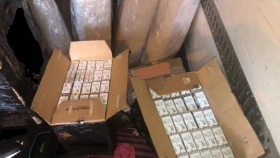 Bild: Bundeszollverwaltung
Further Zöllner haben 236.000 Stück Schmuggelzigaretten sichergestellt.