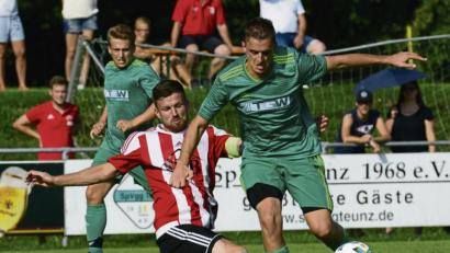 Bild: ham
Ziemlich zu Beginn der Saison trennten sich der FC OVI-Teunz (rechts im Bild Manuel Löffelmann) und der 1. FC Rötz 1:1. Inzwischen hat sich der FC OVI-Teunz an der Spitze der Kreisligatabelle festgesetzt, Rötz liegt auf Rang sechs. Am Wochenende kommt es zum Spitzenduell, wenn der Tabellenzweite SG Schönthal den Erstplatzierten empfängt.