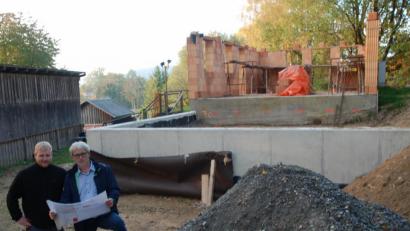 Bild: Portner
Martin Spörl (rechts) und Bastian Schürmann informieren beim Pressetermin über den Baufortschritt der JMC-Unterkunft am ehemaligen Schießstand. Für die Bühne wurden 32 Kubikmeter Beton vergossen.