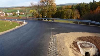 Bild: exb
Einer von bereits mehreren fertiggestellten Kernwegen – die Verbindung von Poppenricht zum Amberger Stadtteil Schäflohe. Mittel für solche Maßnahmen stellt auf Betreiben der AOVE das Amt für Ländliche Entwicklung Oberpfalz mit Sitz in Tirschenreuth zur Verfügung. Als zweite Maßnahme aus diesem Topf lief ebenfalls in der Gemeinde Poppenricht die Straße von Häringlohe in Richtung Siebeneichen bis zur Stadtgrenze von Sulzbach-Rosenberg.