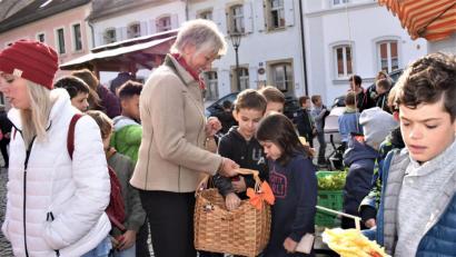 Bild: rgr
Beim Grafenwöhrer Wochenmarkt wird Herbstfest gefeiert.