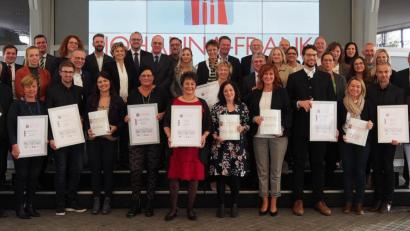 Bild: Bühner
Engagement für Familien: Die Preis- und Urkundenträger, Veranstalter und Ehrengäste bei der Johanna-Frank-Preisverleihung 2019.