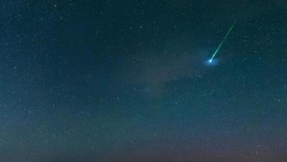 Bild: Matthias Balk
Eine Sternschnuppe ist am Himmel zu sehen. Foto: Matthias Balk/dpa/Archivbild