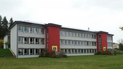 Bild: br
Auf 905 000 Euro zuwendungsfähige Gesamtkosten belaufen sich die Investitionsmaßnahmen an der Fichtelnaabtal-Grundschule in Neusorg, verteilt auf vier Jahre bis 2022/2013. Der Eigenanteil des Schulverbandes beläuft sich dabei, ebenfalls auf einen Vierjahreszeitraum verteilt, auf 106 000 Euro.