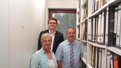 Bild: Peter Dotzler
Angela Geier (von links) wird künftig David Austermann im Gebenbacher Archiv unterstützen. Bürgermeister Peter Dotzler (rechts) freut sich darüber.