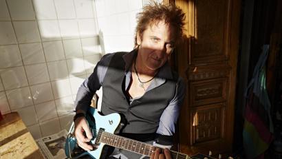 Bild: Thomas Rabsch
Carl Carlton ist ein Ausnahmekünstler von internationalem Rang. Als Gitarrist, Songwriter und Produzent arbeitete er bereits mit Robert Palmer, Eric Burdon, Joe Cocker oder Paul Young zusammen, um nur einige aus einer langen Liste zu nennen.