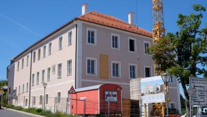 Bild: do
Das alte Landratsamt in Eschenbach wird derzeit saniert, damit die VHS das Gebäude besser nutzen kann.