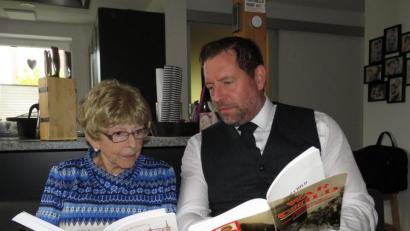 Bild: ubb
Autorin Annelee Woodstrom und der Übersetzer ihres Buches, Reiner Summer, kontrollieren ein letztes Mal die beiden Versionen. Nun muss alles seine Richtigkeit haben, denn die deutsche Version ist gedruckt und am 18. und 19. Oktober gehen die beiden damit auf die Frankfurter Buchmesse.