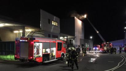 Bild: Gustl Beer
Die Einsatzkräfte löschen den Brand, der in einem Filterturm eines Unternehmens ausbrach.
