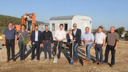Bild: ral
Auf dem Foto neben dem Bauherrn Michael Heldwein (Vierter von rechts) seine Partnerin Karin Kölbel, Sohn Maximilian, Bau-Ingenieurin Michaela Holzner, als Vertreter der Geschäftspartner Armin Knaller und Rainer Büchele, sowie Bürgermeister Josef Deichl (Dritter von rechts) und Vertreter der Gemeinde (rechts).