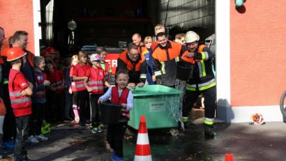 Bild: fpoz
Beim Wettkampf gegen die "Großen" der Feuerwehr Waldershof hatte die „Löschbande“ an allen Stationen die Nase vorne. Viel Geschick bewiesen die Jungen und Mädchen unter anderem beim Slalomlauf mit einem gefüllten Wassereimer.