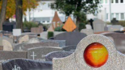 Bild: Gabi Schönberger
Der Trend zur Farbe ist auch am Weidener Stadtfriedhof gut sichtbar. Helle und mehrfarbige Grabsteine kommen in Mode und lösen Schwarz und Grau als alleinige Grabfarbe ab.