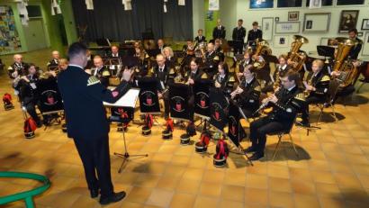 Bild: hka
Seit 13 Jahren findet das Jahreskonzert der Bergknappenkapelle statt. In der traditionellen Uniform der Bergleute unterhalten die Musikerinnen und Musiker mit einem anspruchsvollen Programm.