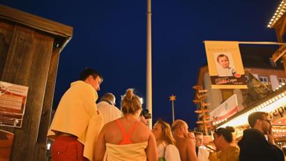 Bild: Nicolas Armer
In Badekleidung und Bademänteln stehen einige Besucher des Bayreuther Winterdorfes vor einer mobilen Sauna. Foto: Nicolas Armer/dpa