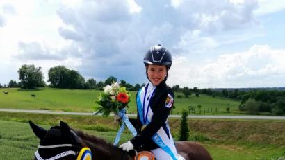 Bild: hä
Nele Zant (11) konnte mit ihrem Pony, der Welsh-B Stute Pina Colanda, schon einige Siege im Dressurreiten einfahren. In Mallersdorf belegte sie den ersten Platz im Finale des Verbandsjugendcups.