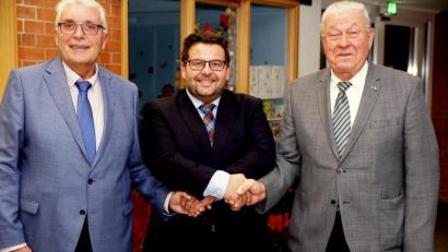Bild: bkr
Zweiter Bürgermeister Josef Hecht (links) für die CSU und dritter Bürgermeister Eberhard Besold (rechts) für die Freie Wähler stellten Thomas Kaufmann (Mitte) als ihren gemeinsamen Kandidaten für den Posten des Immenreuther Rathauschefs vor.
