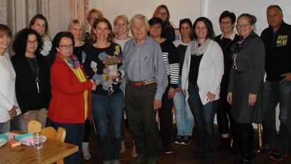 Bild: ld
Treffen der Familienbeauftragten in Brand: Bürgermeister Ludwig König (Mitte) drückte seine Freude über die Wahl des Ortes und über 15 Neubürger aus. Marianne Fütterer (Vierte von links) von der Koordinierenden Kinderschutzstelle (KoKi) überreichte Cirta Rosbach (Siebte von links) vom Jugendmedienzentrum T1 ein Geschenk für einen überzeugenden und hilfreichen Vortrag.