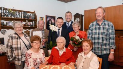 Bild: Gabi Schönberger
Die Jubilarin Franziska Wagner (vorne, Mitte) freut sich über die vielen Gratulanten zu ihrem 100. Geburtstag.