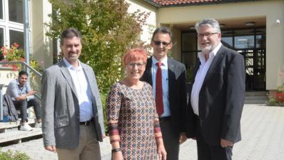 Bild: Gabi Schönberger
Ein Dreierteam führt das BSZ: Bernhard Gissibl (von links), Elke Kusche, Leitender Regierungsschuldirektor Bernhard Kleierl und Reiner Butz.