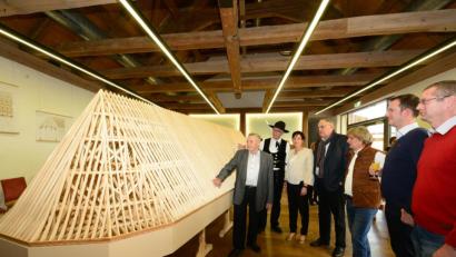 Bild: bey
Zimmerermeister Josef Hauer (links) stellt seinen Gästen Zimmermeister Karl Müller, Bürgermeisterin Tanja Schiffmann, Bezirkstagsvizepräsident Lothar Höher, Professor Manfred Schuller, Dr. Clemens Knobling und Michal Panacek (von links) seinen bisher größten Modell-Dachstuhl vor.