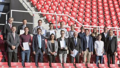 Bild: exb/Moosburger
IHK-Vizepräsident Stefan Rödl (rechts) und der IHK-Bereichsleiter für Berufsbildung, Ralf Kohl (links), ehrten die besten Auszubildenden des Prüfbezirks Schwandorf und ihre Ausbildungsbetriebe.