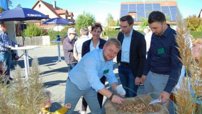 Bild: sm
Am Eventinfostand der CSU gibt es Kaffee und Kuchen sowie Blumenzwiebeln.