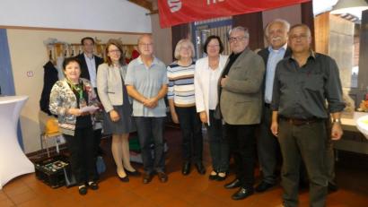 Bild: exb/Pia Münch
Club-Präsidentin Gisela Lamprecht (links), Turnierleiter Michael Thomsen (Zweiter von links) und Bürgermeisterin Martina Engelhardt-Kopf (Dritte von links) gratulierten den drei erstplatzierten Paaren: (von links) Gerhard und Elisabeth Beck, Silvia Tuerk und Raimung Jatsch sowie Wolfgang Demleitner und Hans Luger.