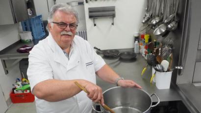 Bild: bl
Für ein Erinnerungsfoto steht Gastwirt Erich Wiesenbacher zum letzten Mal im Freizeitzentrum in Perschen am Herd. Mit 65 Jahren will er endlich kürzer treten. Das ist längst nicht die einzige gastronomische Lücke, die es in Nabburg zu füllen gibt.