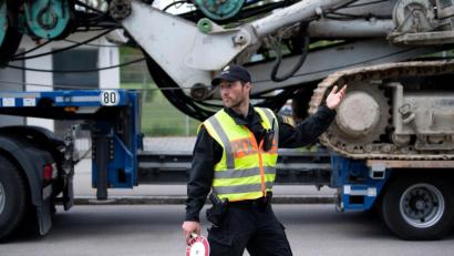 Bild: Sven Hoppe/dpa
Ein Polizist untersucht an der Autobahn 9, in einer Lkw-Kontrollstelle, einen Lastwagen.