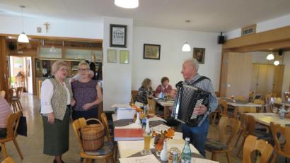 Bild: jzk
Diesmal begleitete Werner Matt die Kemnather Sängerinnen Monika Fink und Sieglinde Wick (von links) auf seinem Akkordeon.