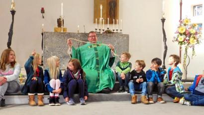 Bild: hai
Auf den Stufen zum Alter sprach Pfarrer Sven Grillmeier mit den Kindern über das Evangelium.
